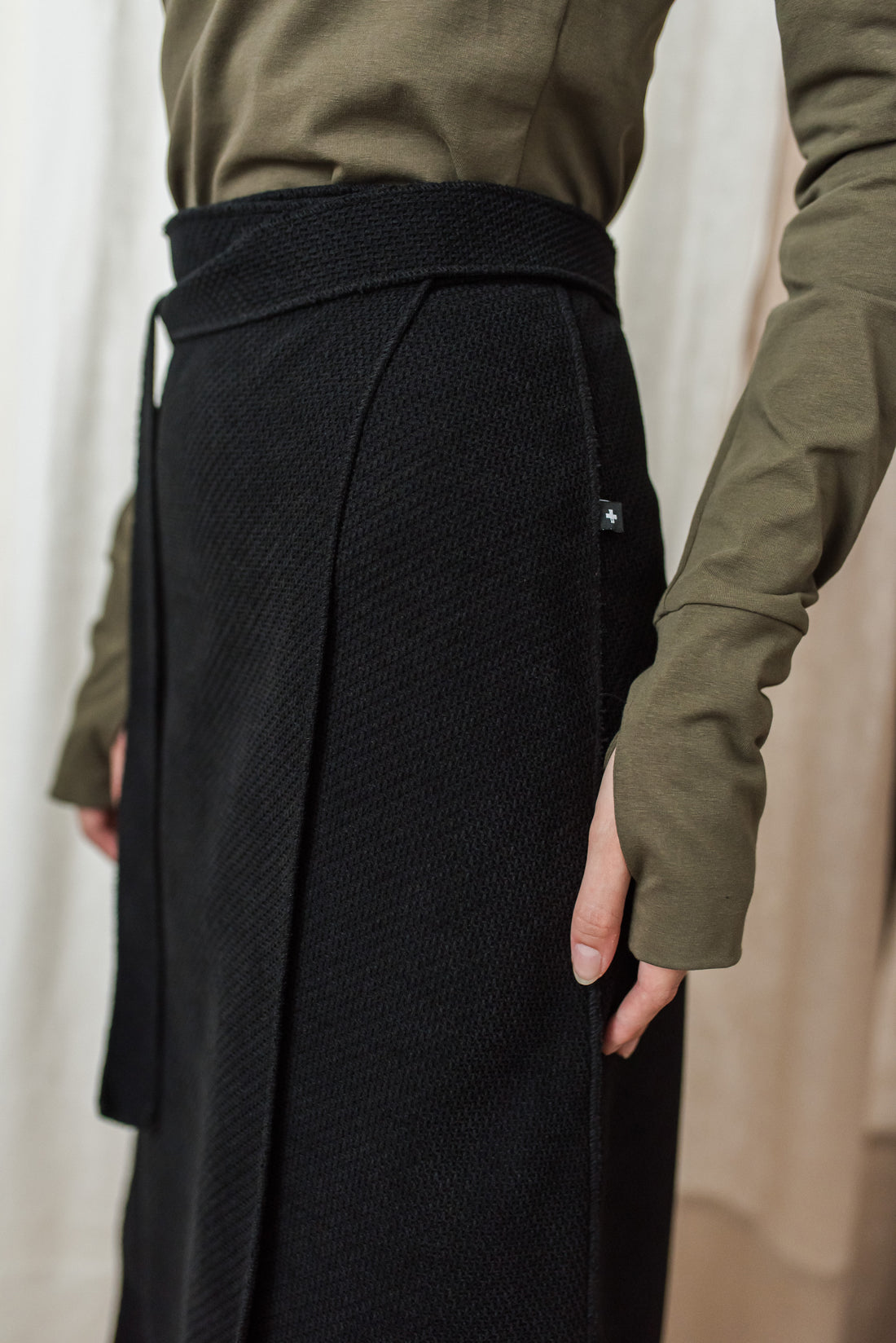 TOMO SKIRT BLACK