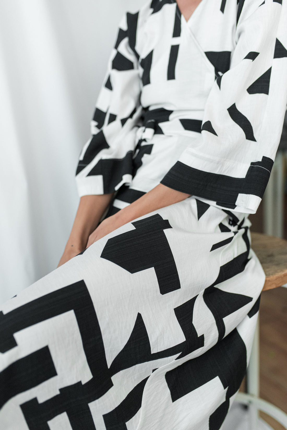NUI SKIRT BLACK/WHITE PATTERN