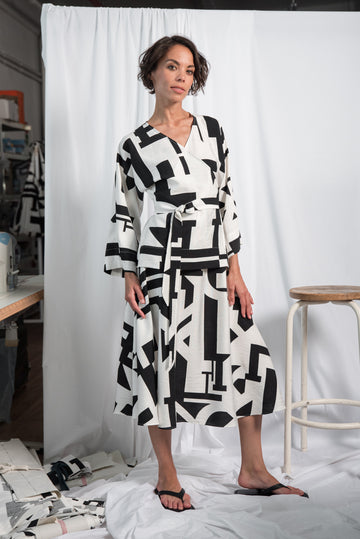NUI SKIRT BLACK/WHITE PATTERN