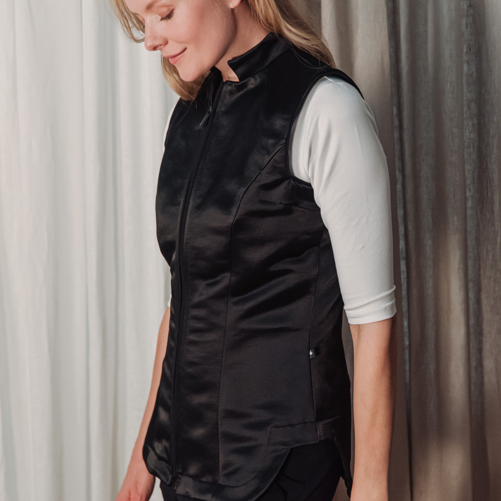 CALE VEST BLACK