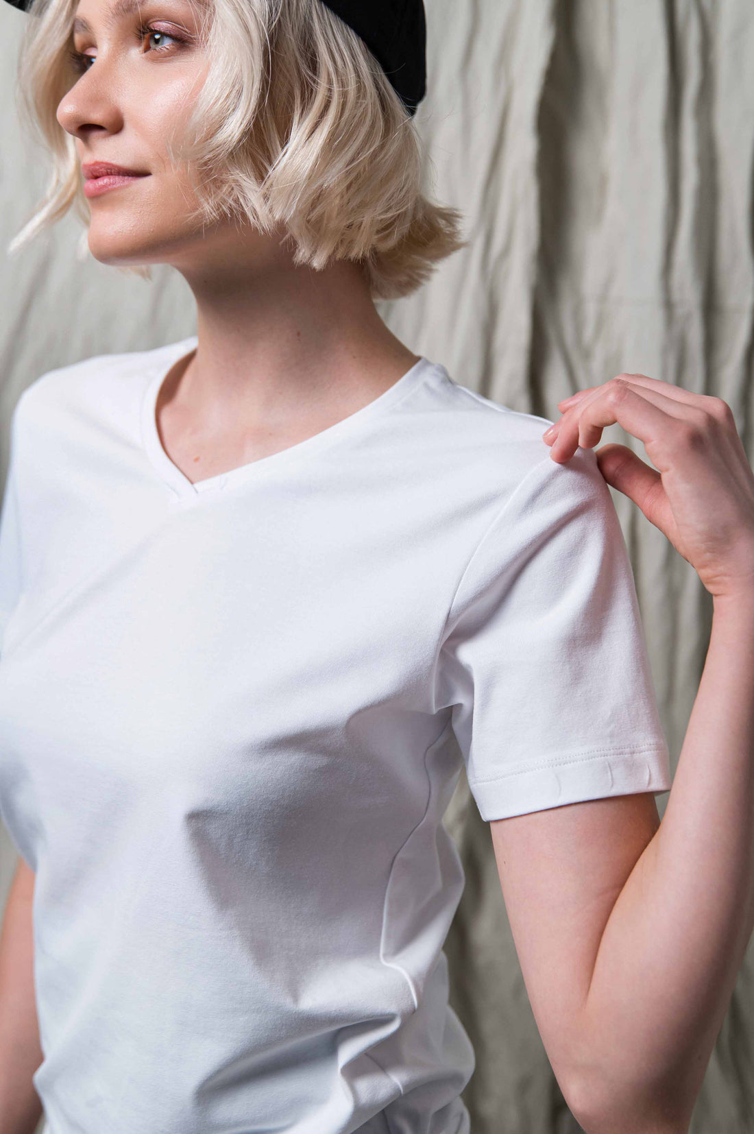 WHITE T-SHIRT WITH UNIVERSITY PRINT