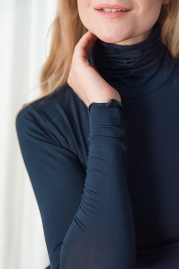 SUA GARBÓ SÖTÉTKÉK