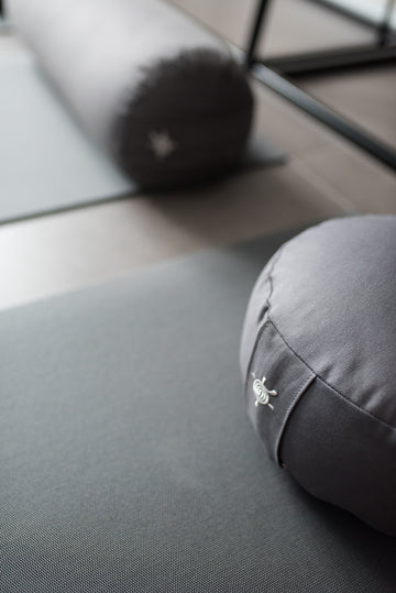 KURMA ROUND PILLOW