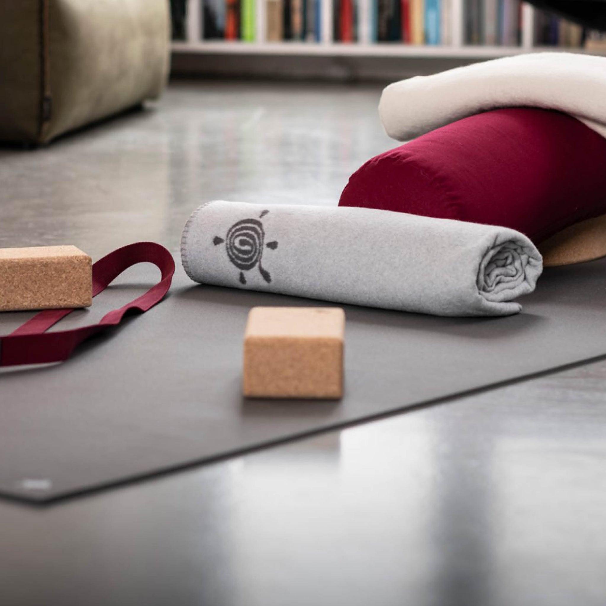 KURMA YOGA BLANKET - LIGHT GREY / GREY