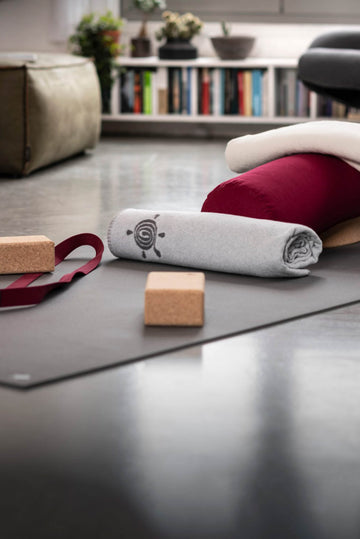 KURMA YOGA BLANKET - LIGHT GREY / GREY